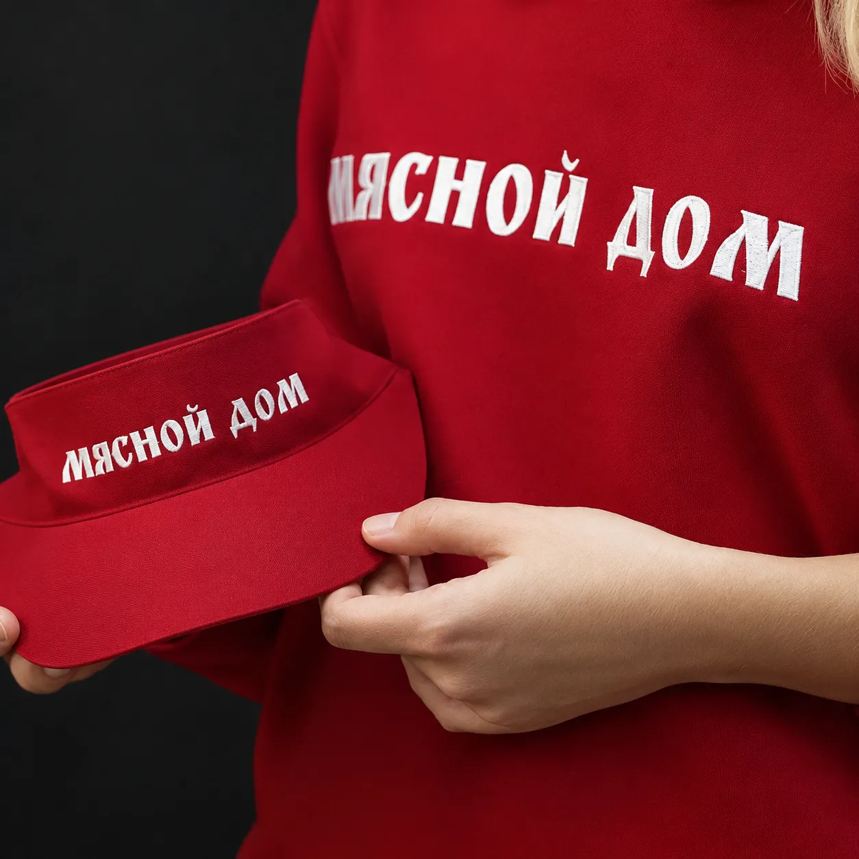 Вышивка логотипа «Мясной дом» на одежде и козырьке