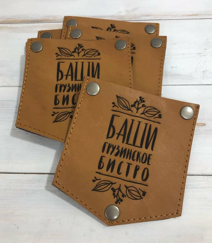 Лазерная гравировка на карманах из кожи Лазерная гравировка на карманах из кожи