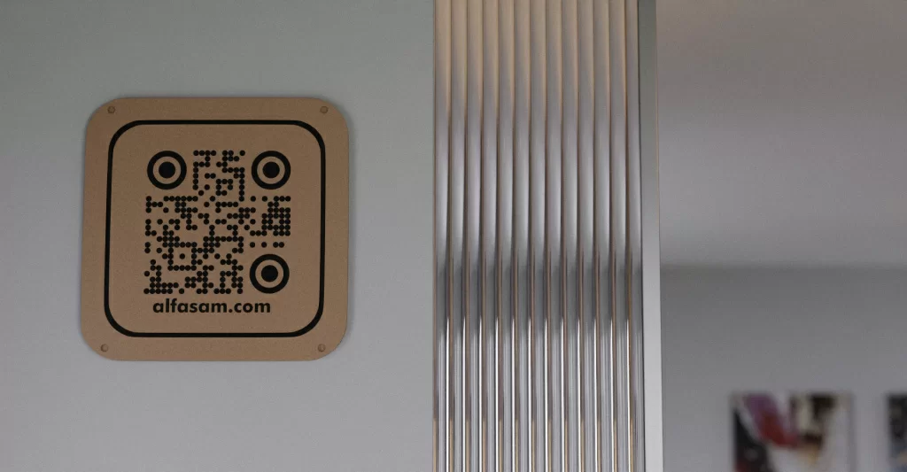 Настенная табличка с QR-кодом