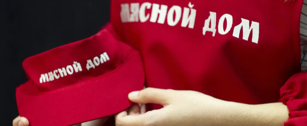 Вышивка на фартуке и козырьке для кафе