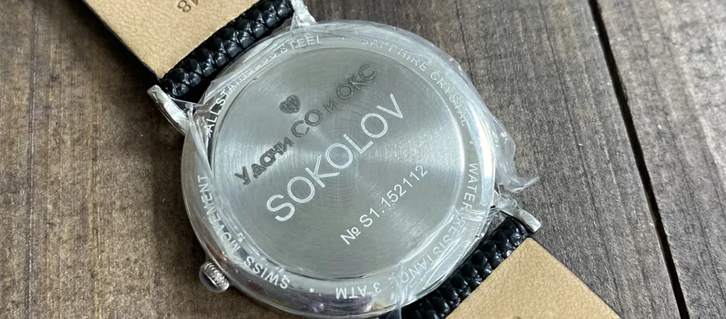 Гравировка логотипа и серийного номера на задней крышке часов