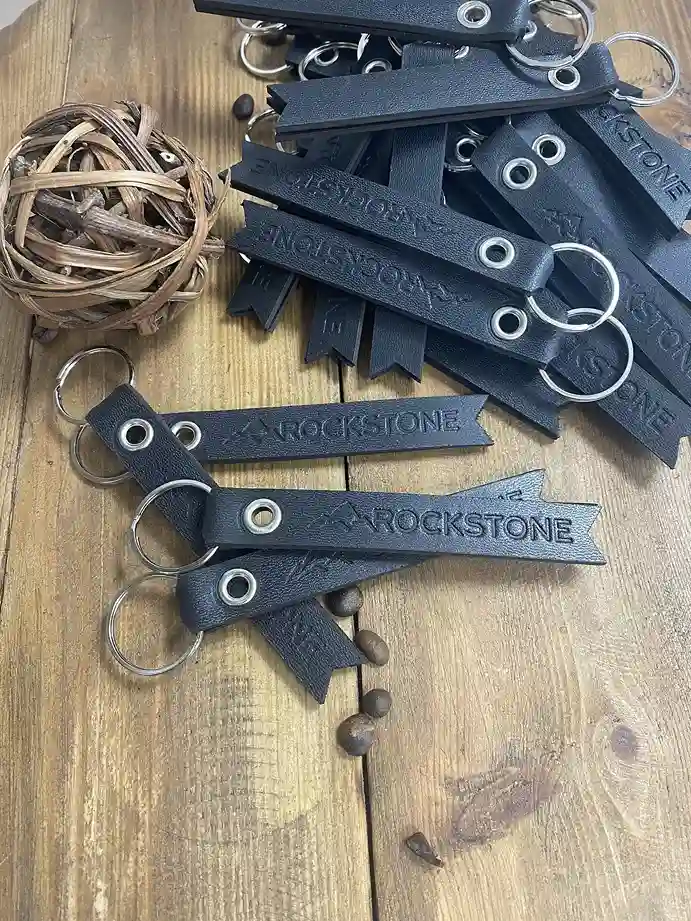 Кожаные брелоки с тиснением логотипа